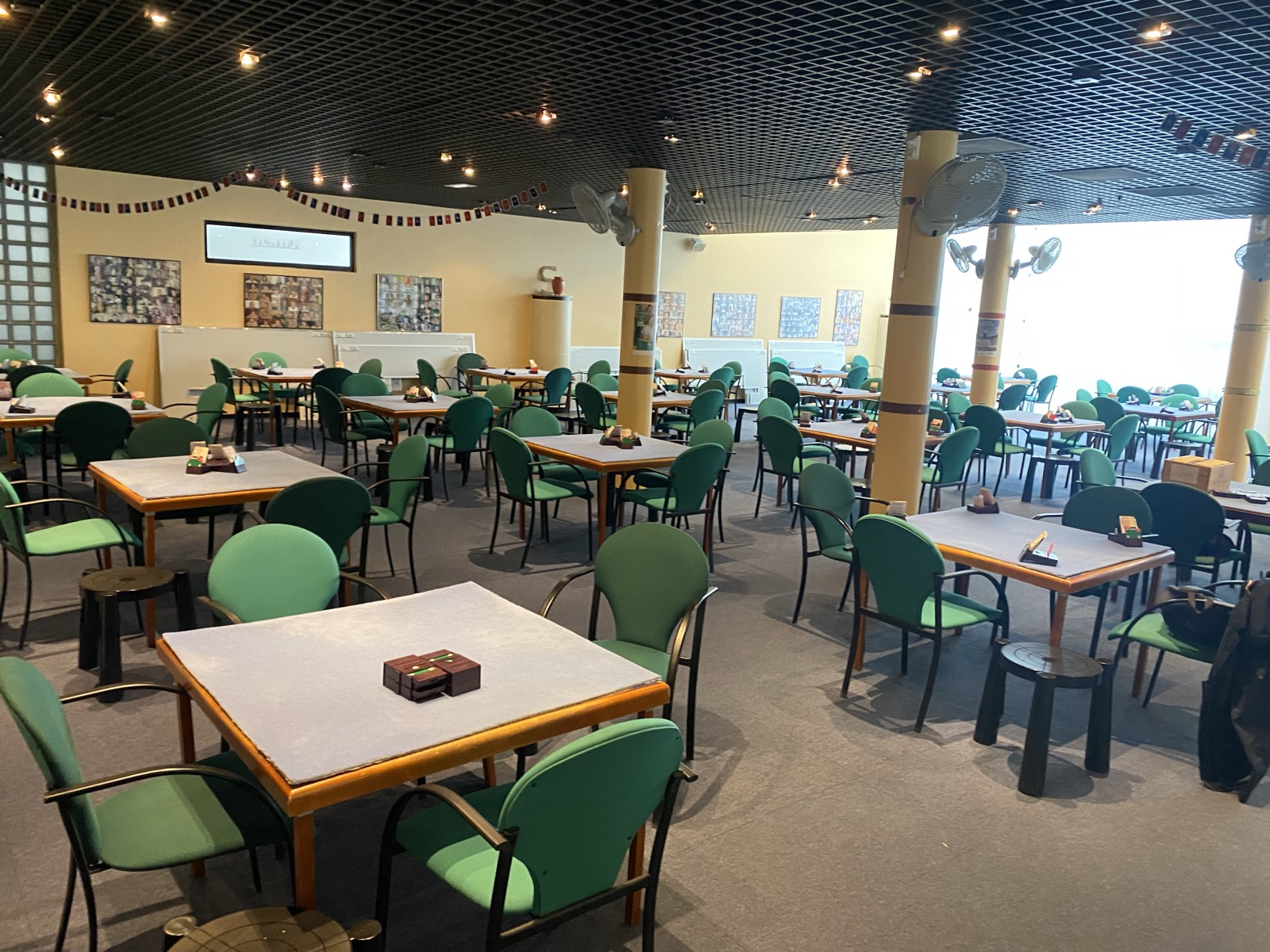 La salle de jeu du Bridge Club de Nancy-Jarville